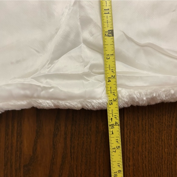 NWOT Girls Faux Fur shrug jacket size 100, size 4T - Picture 3 of 7